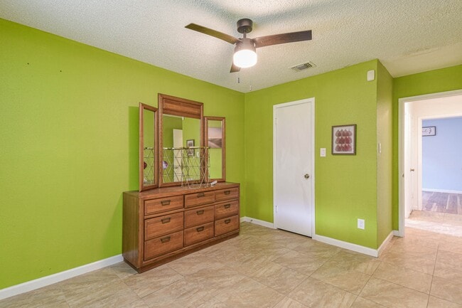 Building Photo - 12054 Plumpoint Dr