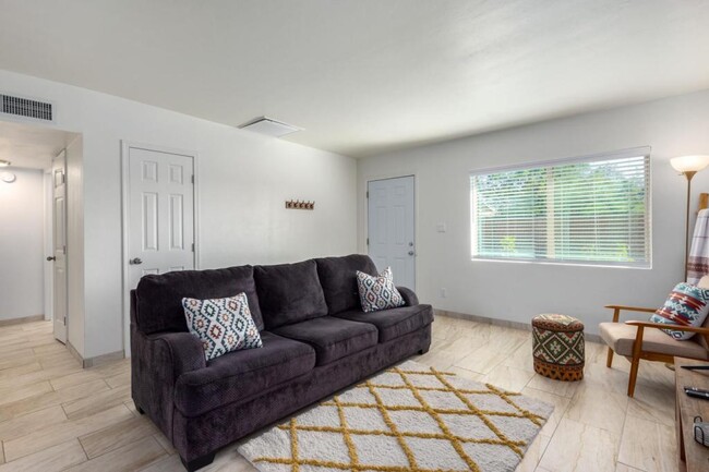 Photo - 1629 E 13th St