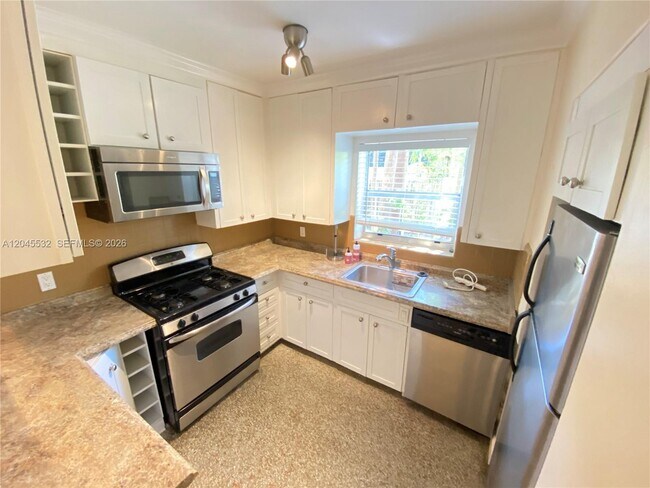 Building Photo - 115 NE 14th Ave Unit 1