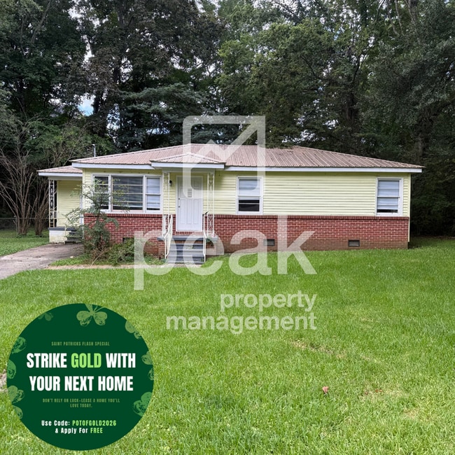 Building Photo - $1,150! 3Bed/ 1.5 Bath House! Apply by 3/19 to get half off your first month.