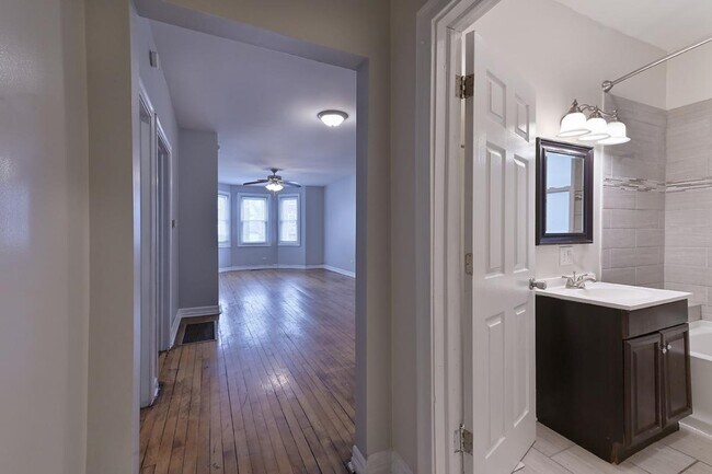 Photo - 8008 S Escanaba Ave Unidad 1