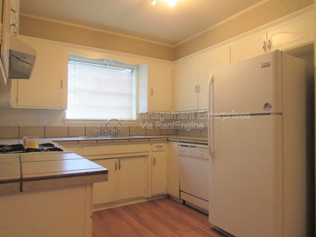 Photo - 637 Redstone Ave