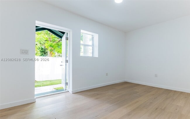 Photo - 709 SW 4th St Unit 3