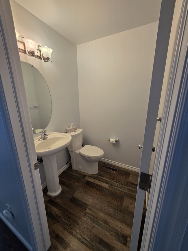 Photo - 445 Bayfield Crescent