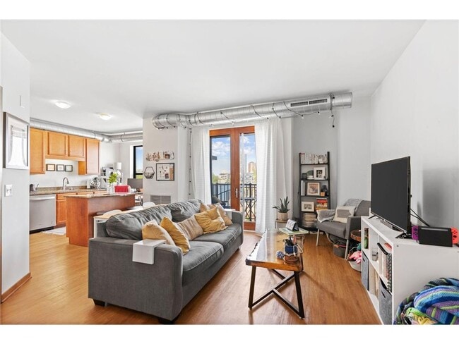 Building Photo - 15 E Franklin Ave Unit 320