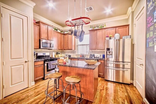 Photo - 2821 Sherwin St