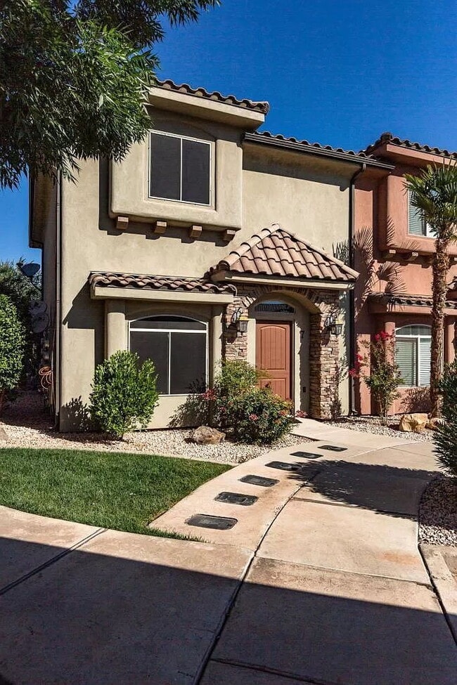 Building Photo - Spacious 3-Bed Townhouse Retreat in Southgate Townhomes Unit 7
