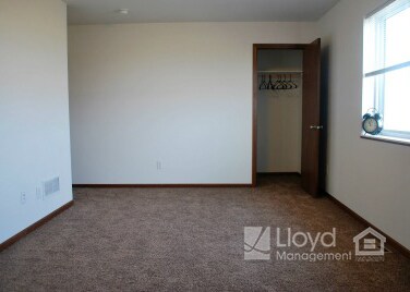 Photo - 651 Maple Ln