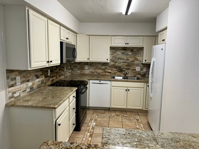 Photo - 19990 Ravenwood Dr Unidad A