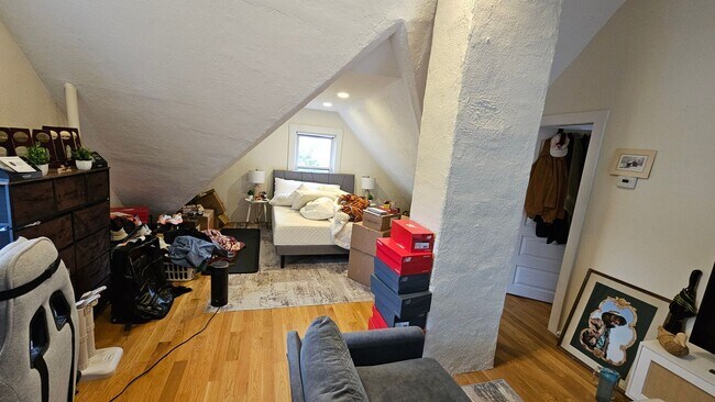 Photo - Single Family on Woodstock Ave!