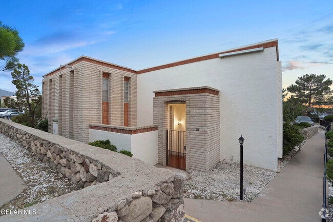 Building Photo - 6201 Escondido Dr Unit 1D Rental