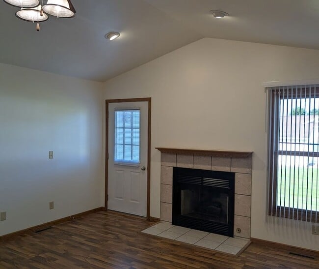 Photo - 709 Burgess Dr