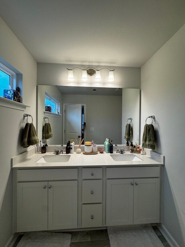 Photo - 811 Falls Grove Trl