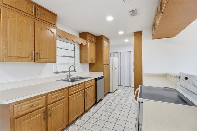 Photo - Charming Florida 2 Bedroom Bungalow with an Additional Bonus/Sunroom, Covered Parking & Patio