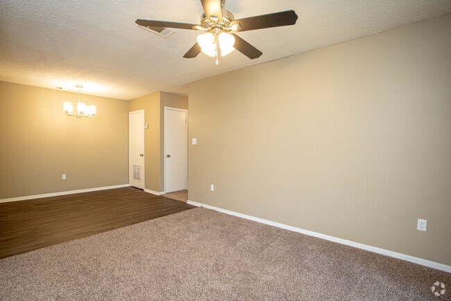 2BR, 2BA - 1,006SF