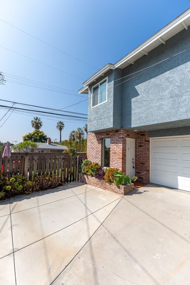 Building Photo - Contemporary New home in Monrovia