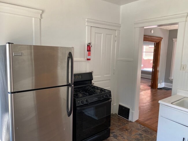 Building Photo - 411 Oak St Unit 1 Rental