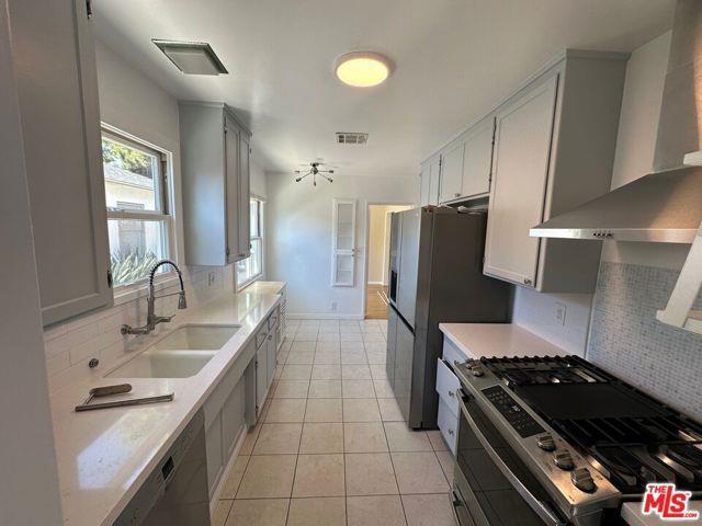 Building Photo - 3169 S Bentley Ave