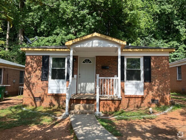 Building Photo - 3 Bedroom Home Close to Uptown