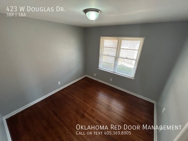 423 W Douglas Dr