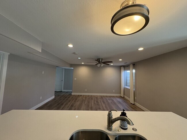 Photo - 975 E 2850 N