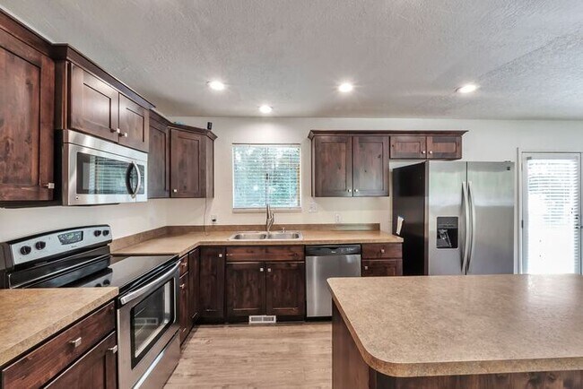Remodeled 6 beds, 2 car garage!!