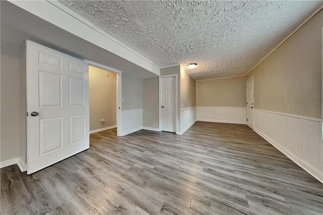 Photo - 450 Aristocrat Dr SW