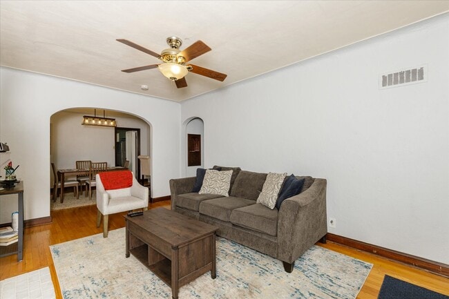 Photo - 6525 Tholozan Ave