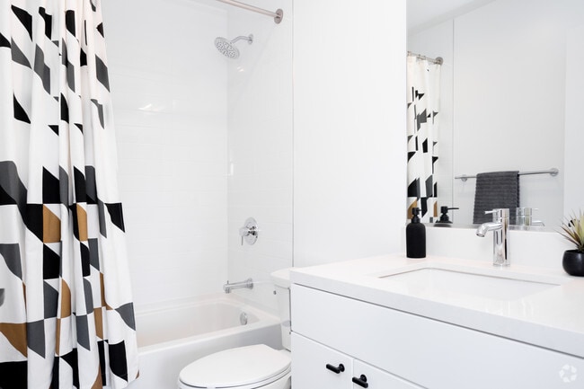 2BR, 1BA - 679 SF