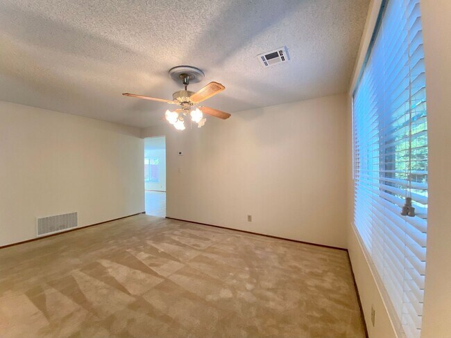 Photo - Spacious 4-bedroom home with Bonus Loft located in Union City! – Beautiful Backyard!