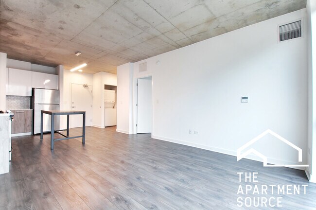 Building Photo - 1722 W Roscoe St Unit 507