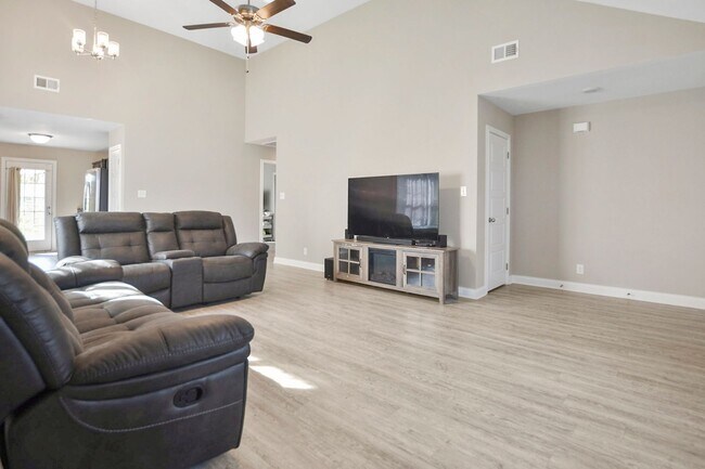 Photo - Pet Friendly Three Bedroom!