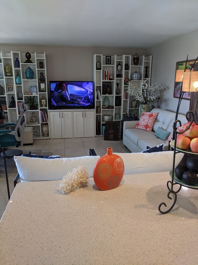 Building Photo - 2600 Pualani Way Unit 405