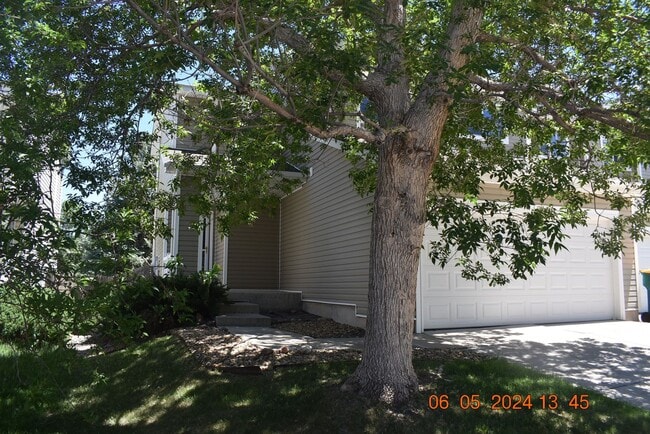 Building Photo - Cozy and Spacious 3 bed Townhome!