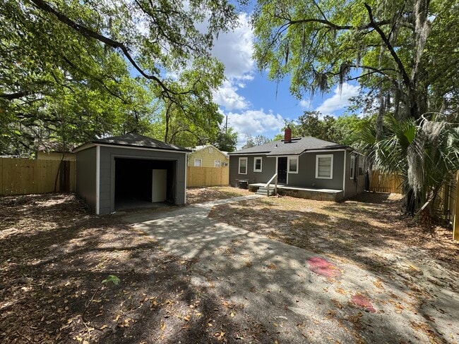 Photo - 1983 Lambert St