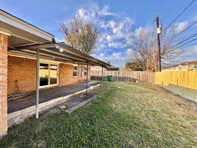 Building Photo - 8215 Lugary Dr