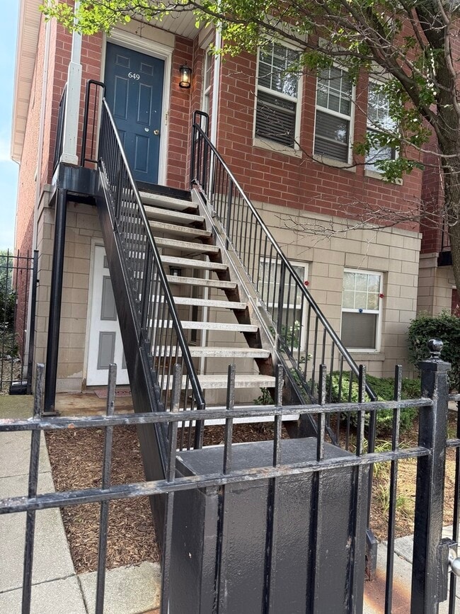 Building Photo - 649 W Division St Rental