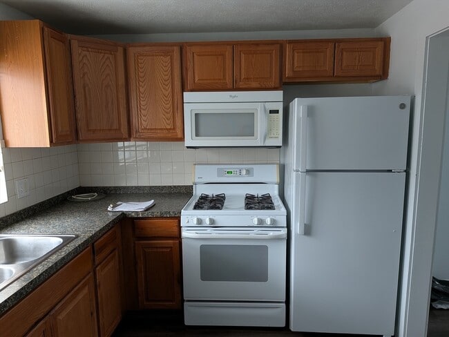 Building Photo - 83R Hobart St Unit C4