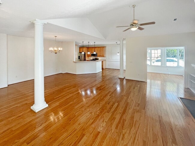 Photo - Spacious 3 bedroom/ 2 full bath home in Mi...