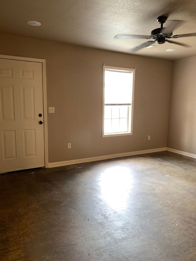 "Charming 2-Bedroom Gem with Granite Touches in Jonesboro!"