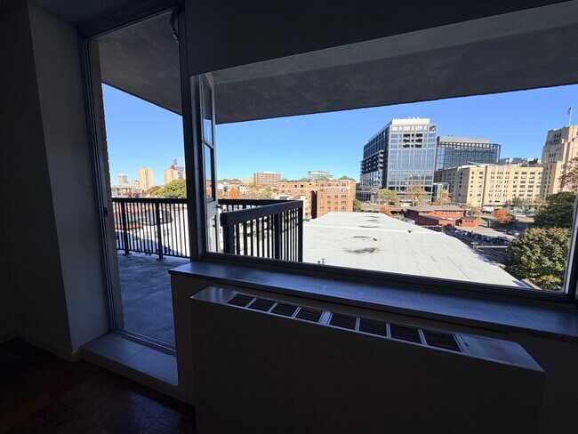 Building Photo - 57 Monmouth St