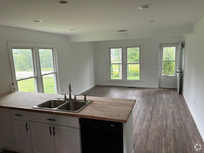 Building Photo - 1143 N Oak Rd Rental
