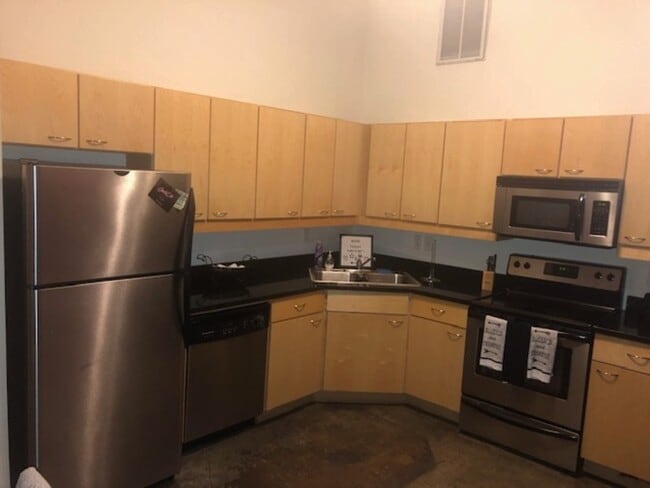 Building Photo - 1101 W Marshall St Unit Apt 128