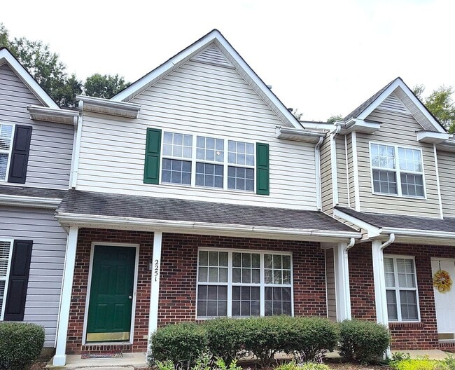 Building Photo - Pristine, 2 bed, 2.5 bath Townhome Located...