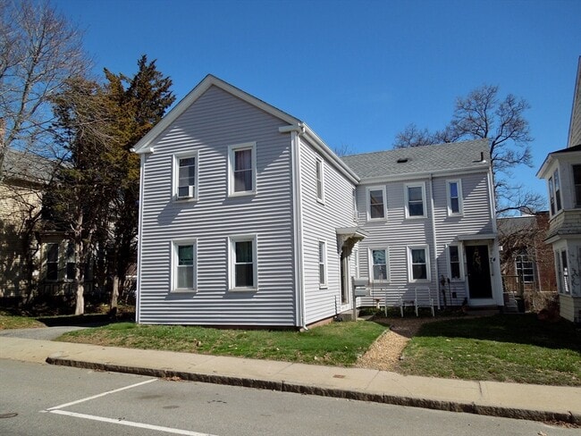 Building Photo - 74 Sandwich St Unit 2S