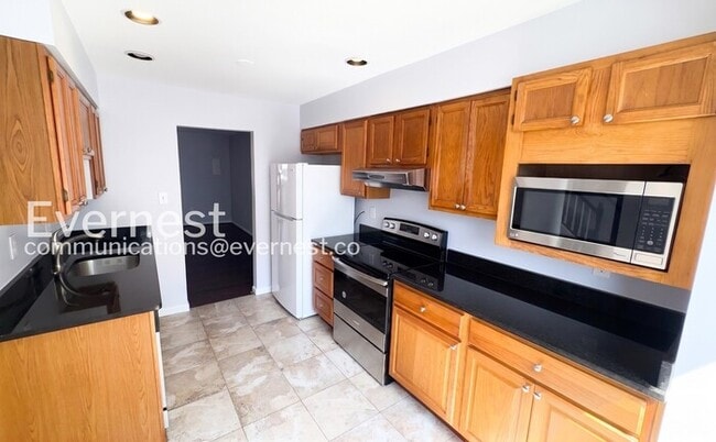 Photo - 3 Bed/1.5 Bath Townhome with Fenced Yard / Available Soon!