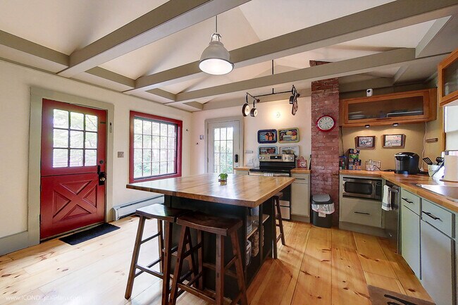 Photo - 300 Broadway