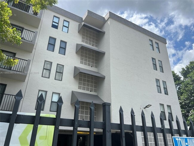 Photo - 6950 W 6th Ave Unidad 415 Rental