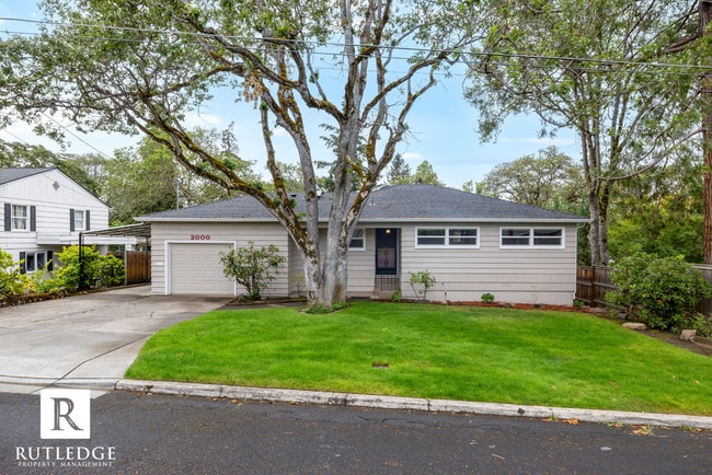 Building Photo - East Medford Charm
