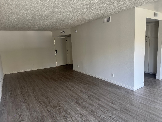 Photo - 4730 Natick Ave Unidad 103